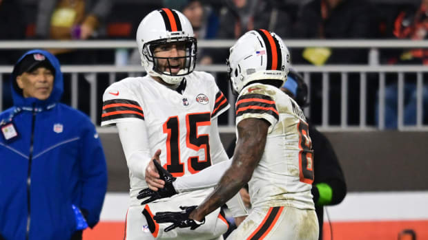 Browns' QB Joe Flacco and WR Elijah Moore celebrate a second-quarter TD vs. the Jets